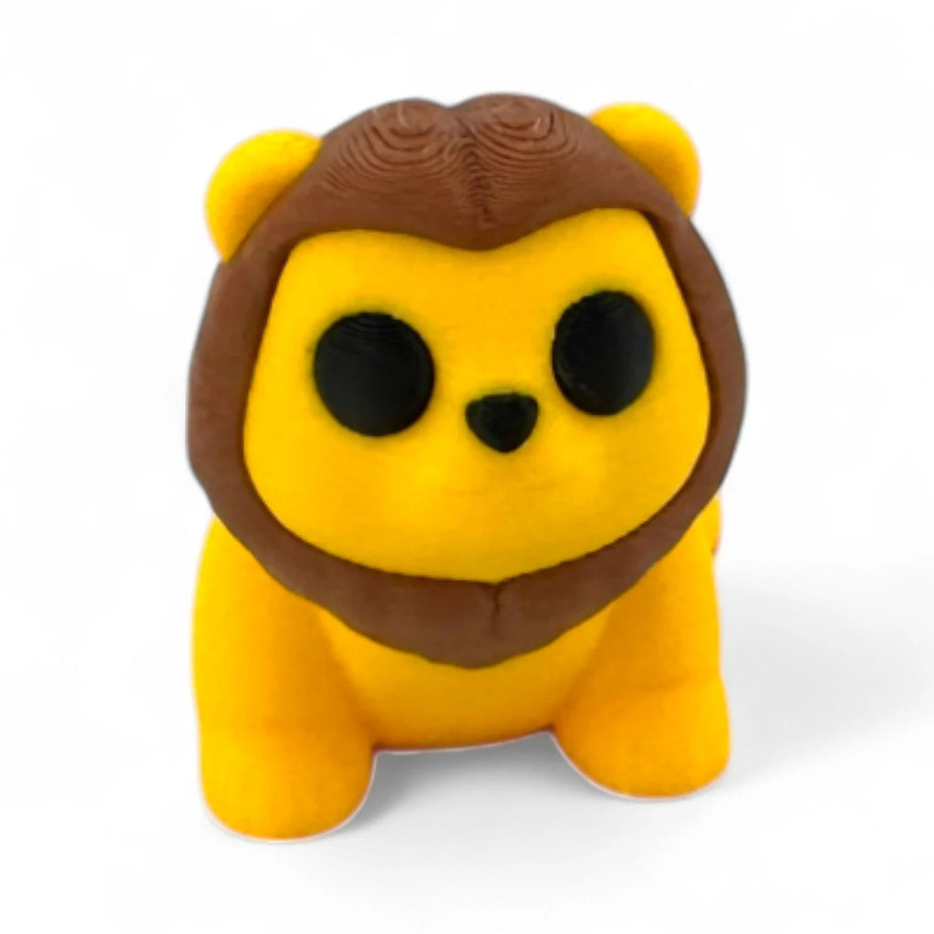 Baby Lion geel met bruine manen, 8 cm, frontaal zicht met grote zwarte oogjes