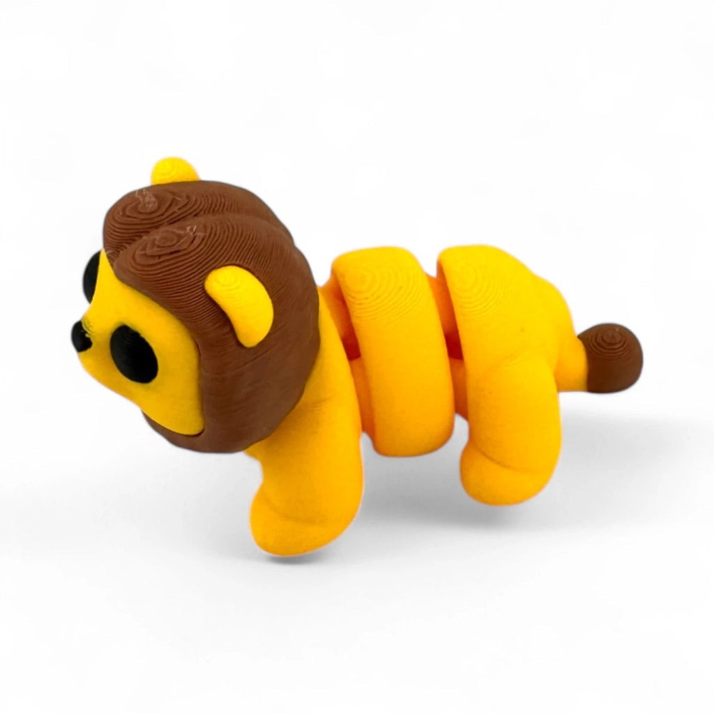 Baby Lion articulated fidget, 8 cm, uitgerekte pose die de beweegbare segmenten laat zien