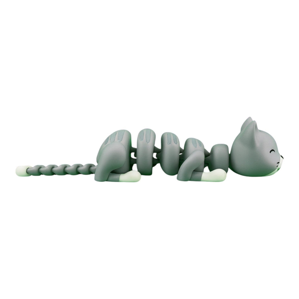 Beweegbare grijze kat 15 x 4,5 x 3 cm – zijaanzicht liggend