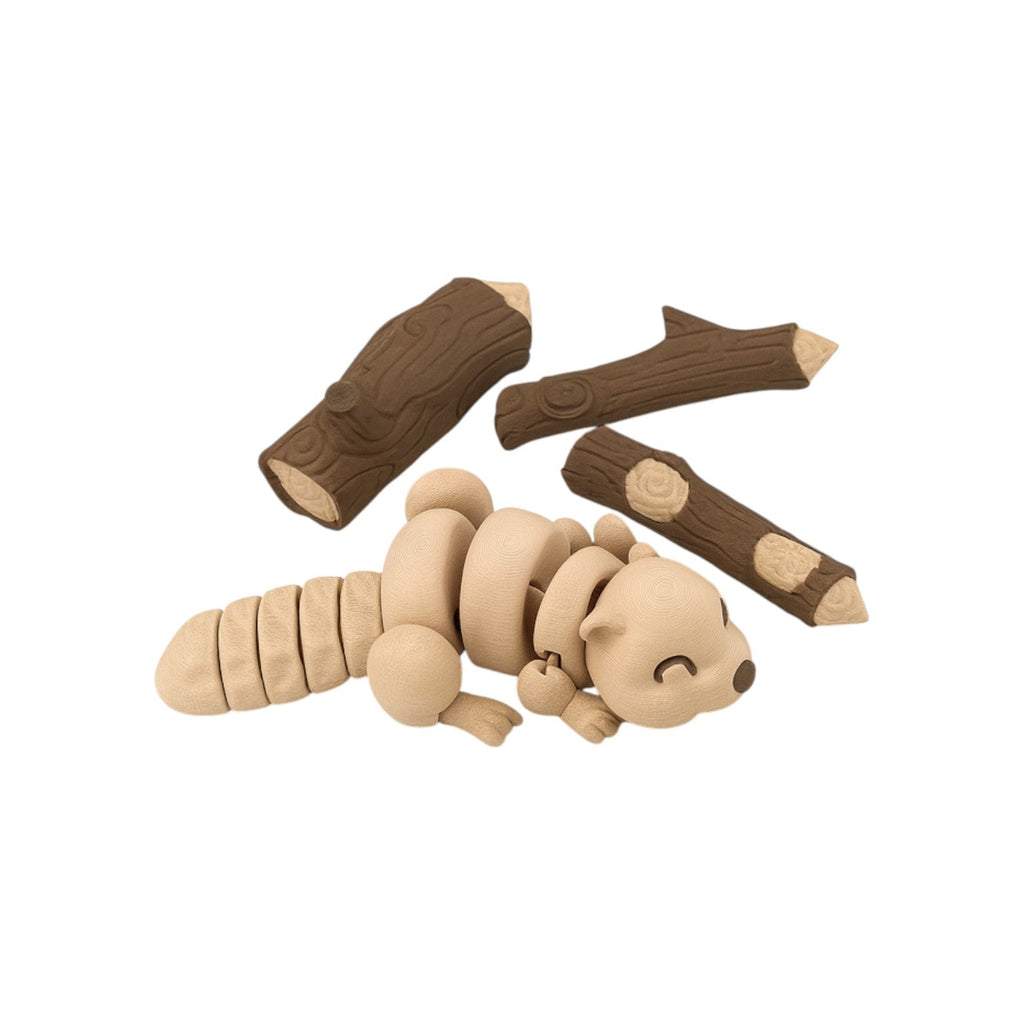 Articulated bezige bever lichtbruin 16 cm liggend tussen drie bruine boomstammetjes op witte achtergrond