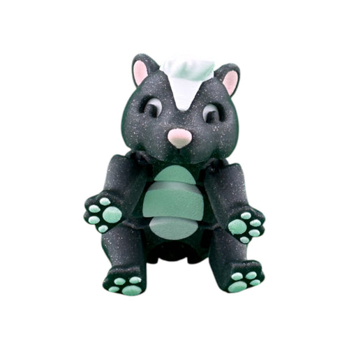 Articulated stinkdier grijs/wit/roze 15 cm rechtop zittend van voren met zicht op buik en pootjes