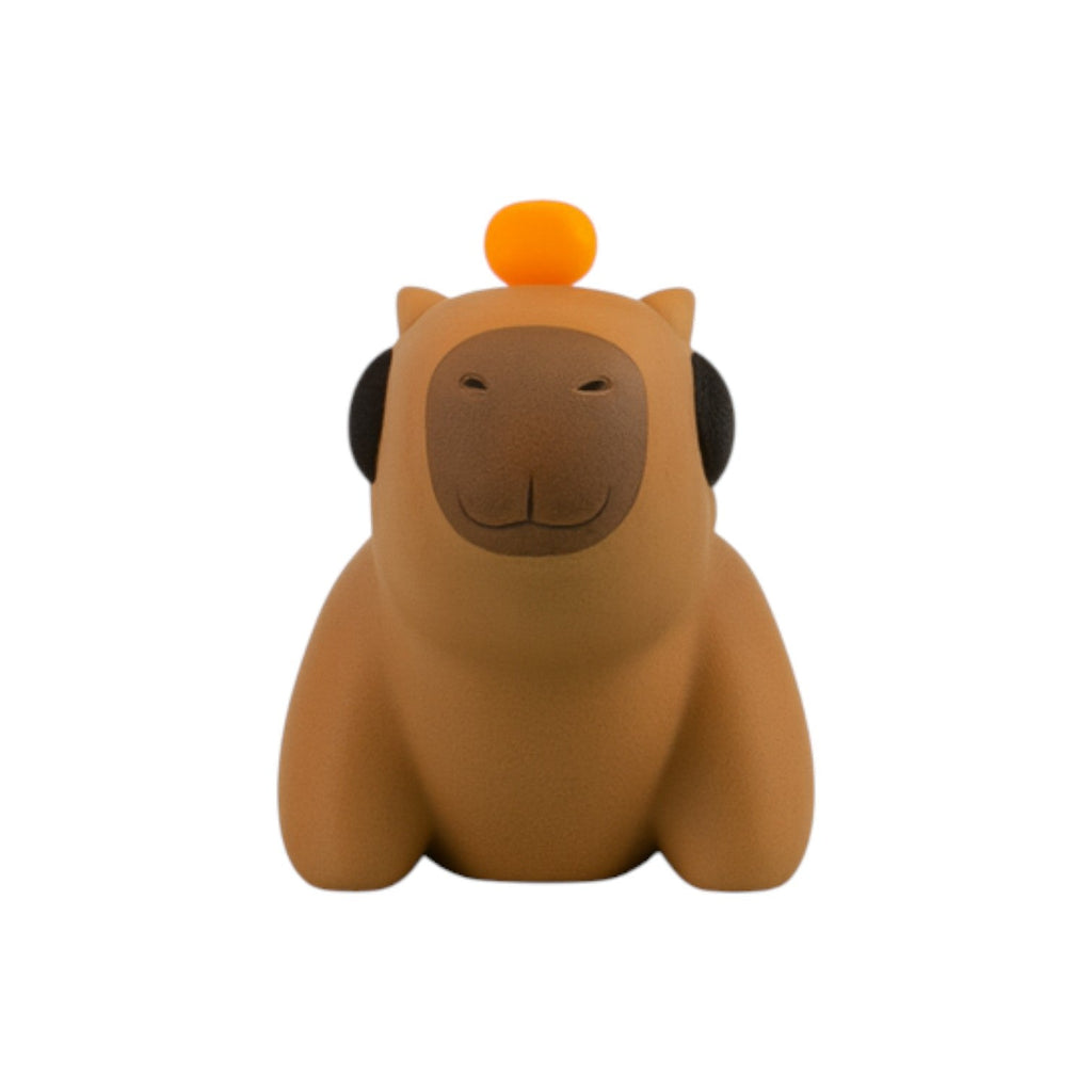 Tiny capybara lichtbruin met sinaasappel op neus recht van voren 5x2,5x4 cm