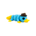 Tiny platypus lichtblauw/geel/bruin/zwart 5,5x3x1,5 cm – schuin vooraanzicht met hoedje