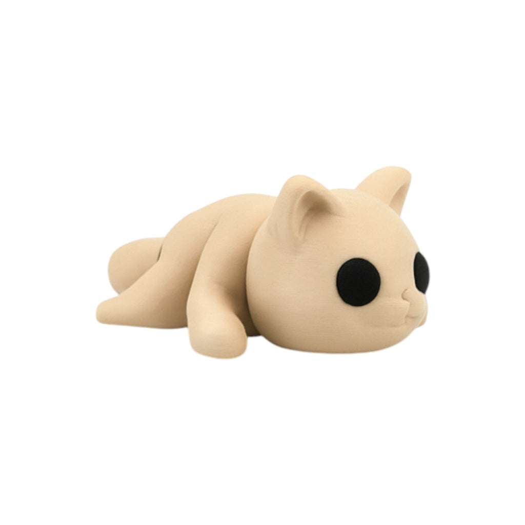Lief liggend Tiny poesje lichtbruin met grote zwarte oogjes 7,5x4,5x3 cm recht van voren op groene achtergrond