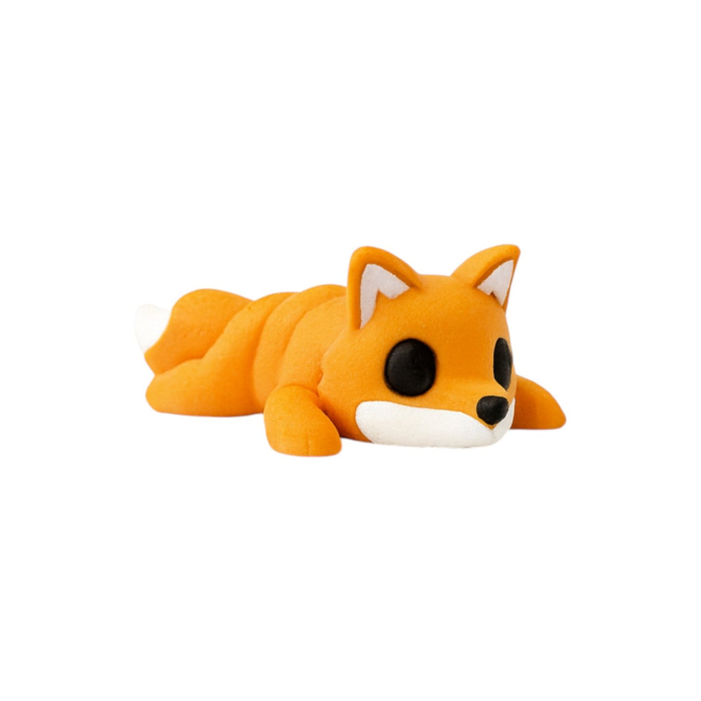 Kleine articulated Tiny vos oranje met witte snuit en zwarte oogjes 5x2,5x1,5 cm recht van voren op groene achtergrond