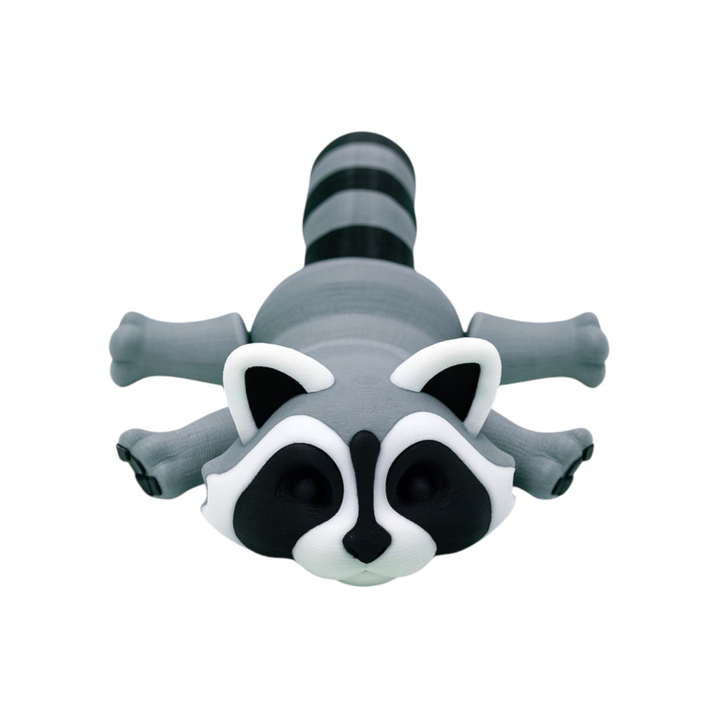 Articulated wasbeer grijs/wit/zwart 14 cm plat op buik liggend van voren op witte achtergrond